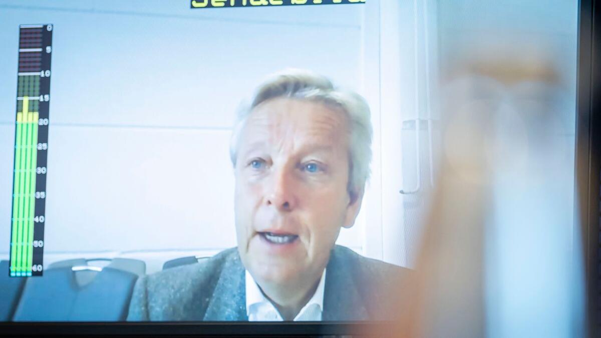 Dr. Reinhold Lopatka, Vorsitzender des ständigen Unterausschusses in Angelegenheiten der Europäischen Union des österreichischen Nationalrates, im Gespräch mit Kolleginnen und Kollegen während der virtuellen Konferenz der Ausschüsse für Unionsangelegenheiten der Parlamente der Europäischen Union am 30.11. und 01.12.2020. Diese Konferenz fand, Corona bedingt, als Videokonferenz statt. Lopatka, Reinhold Dr. Reinhold Lopatka, Vorsitzender des ständigen Unterausschusses in Angelegenheiten der Europäischen Union des österreichischen Nationalrates, im Gespräch mit Kolleginnen und Kollegen während der virtuellen Konferenz der Ausschüsse für Unionsangelegenheiten der Parlamente der Europäischen Union am 30.11. und 01.12.2020. Diese Konferenz fand, Corona bedingt, als Videokonferenz statt.