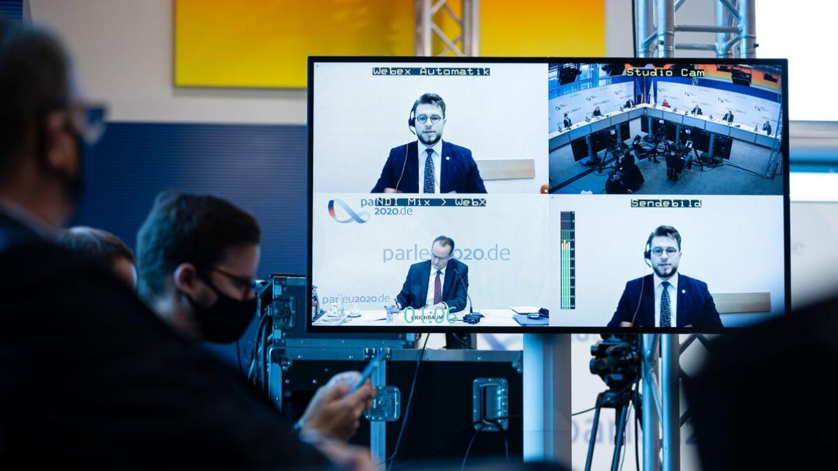 Lukas Savickas, Mitglied des Ausschusses für Angelegenheiten der Europäischen Union des Parlament Litauens (Seimas) und Gunther Krichbaum, Vorsitzender des Ausschusses für die Angelegenheiten der Europäischen Union des Deutschen Bundestages, im Gespräch mit Kolleginnen und Kollegen während der virtuellen Konferenz der Ausschüsse für Unionsangelegenheiten der Parlamente der Europäischen Union am 30.11. und 01.12.2020. Diese Konferenz fand, Corona bedingt, als Videokonferenz statt. Savickas, Lukas Lukas Savickas, Mitglied des Ausschusses für Angelegenheiten der Europäischen Union des Parlament Litauens (Seimas) und Gunther Krichbaum, Vorsitzender des Ausschusses für die Angelegenheiten der Europäischen Union des Deutschen Bundestages, im Gespräch mit Kolleginnen und Kollegen während der virtuellen Konferenz der Ausschüsse für Unionsangelegenheiten der Parlamente der Europäischen Union am 30.11. und 01.12.2020. Diese Konferenz fand, Corona bedingt, als Videokonferenz statt.