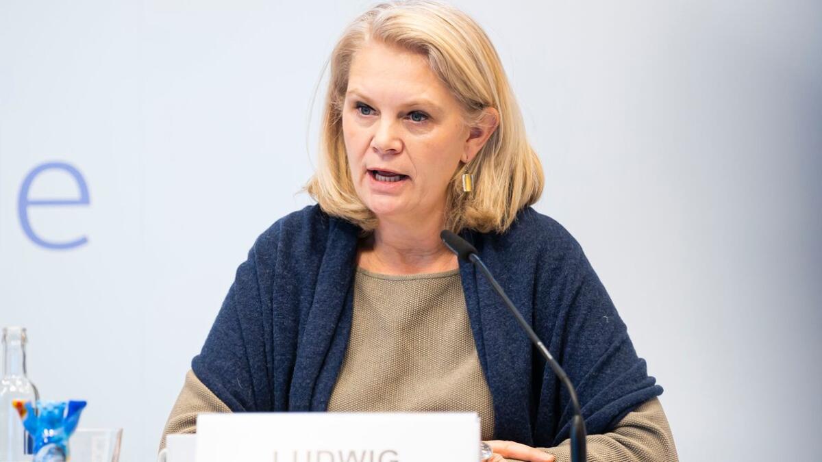 Dr. Saskia Ludwig, Mitglied des Ausschusses für die Angelegenheiten der Europäischen Union des Deutschen Bundestages, im Gespräch mit Kolleginnen und Kollegen während der virtuellen Konferenz der Ausschüsse für Unionsangelegenheiten der Parlamente der Europäischen Union am 30.11. und 01.12.2020. Diese Konferenz fand, Corona bedingt, als Videokonferenz statt. Ludwig, Saskia Dr. Saskia Ludwig, Mitglied des Ausschusses für die Angelegenheiten der Europäischen Union des Deutschen Bundestages, im Gespräch mit Kolleginnen und Kollegen während der virtuellen Konferenz der Ausschüsse für Unionsangelegenheiten der Parlamente der Europäischen Union am 30.11. und 01.12.2020. Diese Konferenz fand, Corona bedingt, als Videokonferenz statt.