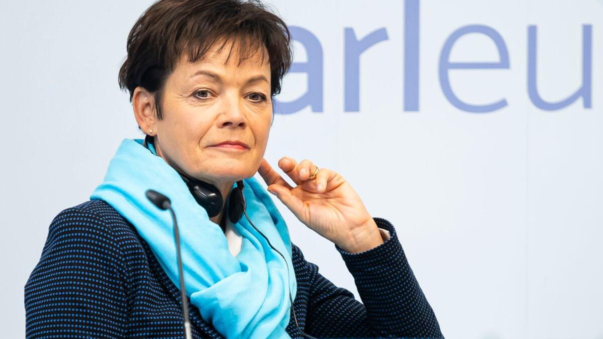 Puttrich, Lucia Lucia Puttrich, CDU, hessische Staatsministerin für Bundes- und Europaangelegenheiten und Mitglied des Bundesrates, im Gespräch mit Kolleginnen und Kollegen während der virtuellen Kon­ferenz der Aus­schüsse für Unions­ange­legen­heiten der Parla­mente der Euro­päischen Union am 30.11. und 01.12.2020. Diese Konferenz fand, Corona bedingt, als Videokonferenz statt.