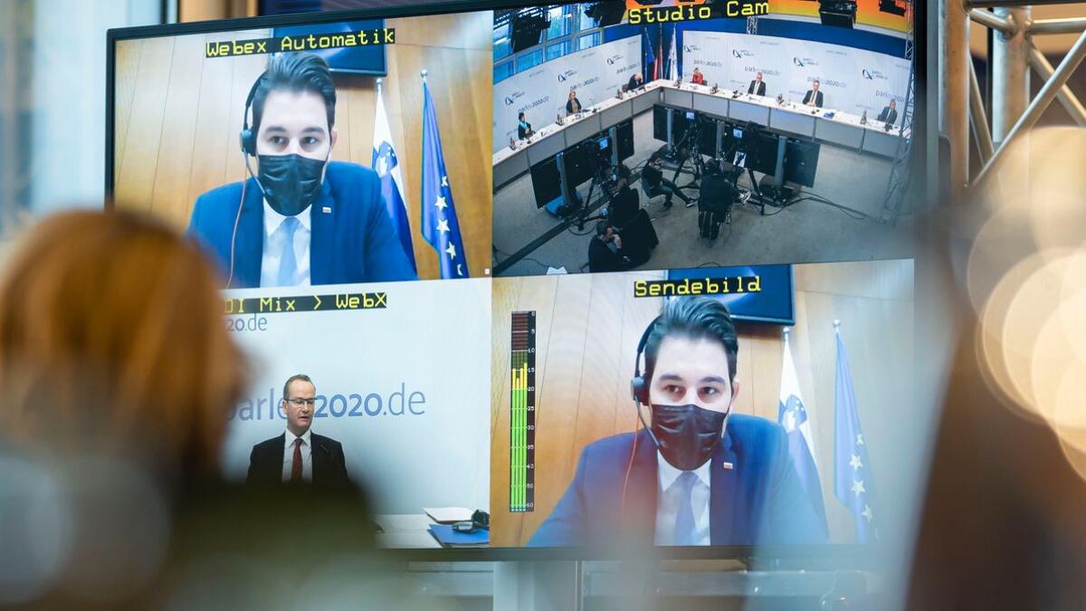 Prebil, Nik Nik Prebil, Leiter der slowenischen Delegation, im Gespräch mit Kolleginnen und Kollegen während der virtuellen Kon­ferenz der Aus­schüsse für Unions­ange­legen­heiten der Parla­mente der Euro­päischen Union am 30.11. und 01.12.2020. Diese Konferenz fand, Corona bedingt, als Videokonferenz statt.