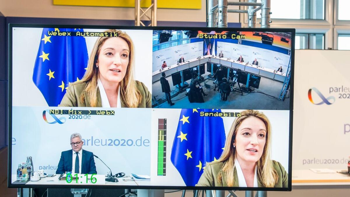 Roberta Metsola, Vizepräsidentin des Europäischen Parlaments, im Gespräch mit Kollegen und Kolleginnen während der virtuellen Konferenz der Ausschüsse für Unionsangelegenheiten der Parlamente der Europäischen Union am 30.11. und 01.12.2020. Diese Konferenz fand, Corona bedingt, als Videokonferenz statt. Metsola, Roberta Roberta Metsola, Vizepräsidentin des Europäischen Parlaments, im Gespräch mit Kollegen und Kolleginnen während der virtuellen Konferenz der Ausschüsse für Unionsangelegenheiten der Parlamente der Europäischen Union am 30.11. und 01.12.2020. Diese Konferenz fand, Corona bedingt, als Videokonferenz statt.