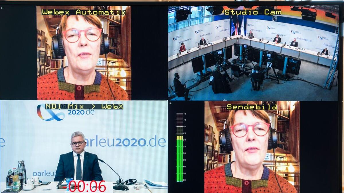 Hassi, Satu Satu Hassi, Delegationsleiterin, Vorsitzende des Hauptausschusses des finnischen Parlaments (Eduskunta), im Gespräch mit Kolleginnen und Kollegen während der virtuellen Kon­ferenz der Aus­schüsse für Unions­ange­legen­heiten der Parla­mente der Euro­päischen Union am 30.11 und 01.12.2020. Diese Konferenz fand, Corona bedingt, als Videokonferenz statt.