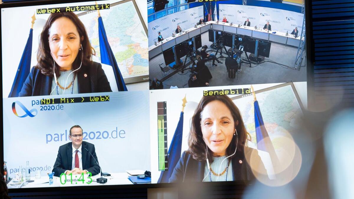 Liliana Tanguy, stellvertretende Vorsitzende des Ausschusses für die Angelegenheiten der Europäischen Union der französischen Nationalversammlung, im Gespräch mit Kolleginnen und Kollegen während der virtuellen Konferenz der Ausschüsse für Unionsangelegenheiten der Parlamente der Europäischen Union am 30.11. und 01.12.2020. Diese Konferenz fand, Corona bedingt, als Videokonferenz statt. Tanguy, Liliana Liliana Tanguy, stellvertretende Vorsitzende des Ausschusses für die Angelegenheiten der Europäischen Union der französischen Nationalversammlung, im Gespräch mit Kolleginnen und Kollegen während der virtuellen Konferenz der Ausschüsse für Unionsangelegenheiten der Parlamente der Europäischen Union am 30.11. und 01.12.2020. Diese Konferenz fand, Corona bedingt, als Videokonferenz statt.