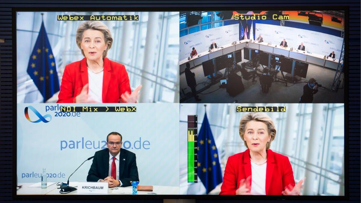 Leyen, Ursula von der Dr. Ursula von der Leyen, Präsidentin der Europäischen Kommission, im Gespräch mit Kolleginnen und Kollegen während der virtuellen Kon­ferenz der Aus­schüsse für Unions­ange­legen­heiten der Parla­mente der Euro­päischen Union am 30.11. und 01.12.2020. Diese Konferenz fand, Corona bedingt, als Videokonferenz statt.
