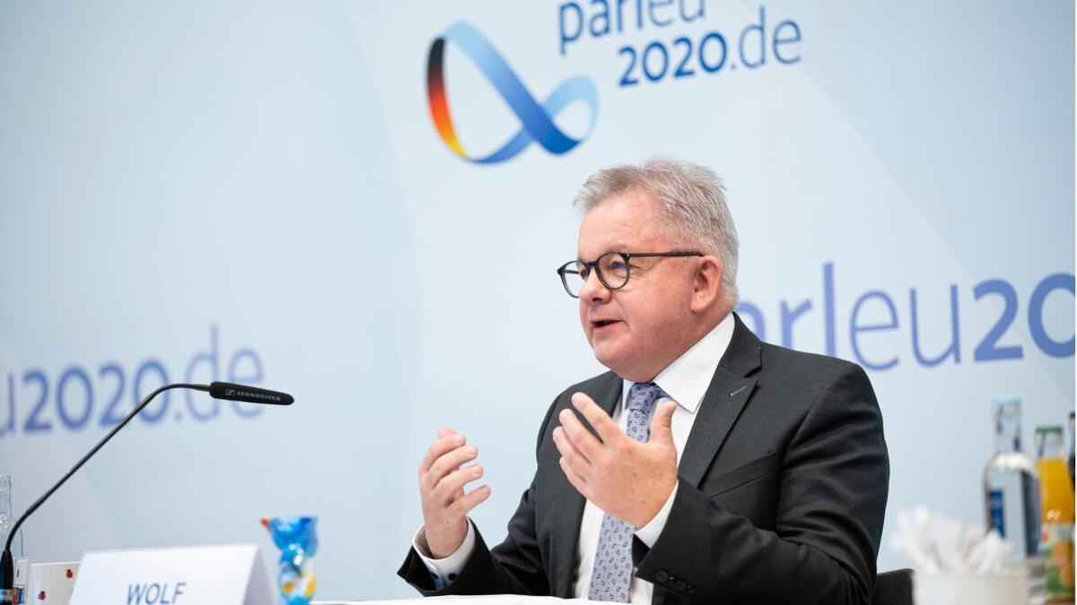 Wolf, Guido Guido Wolf, CDU, Vorsitzender des Ausschusses für Fragen der Europäischen Union des Bundesrates, im Gespräch mit Kolleginnen und Kollegen während der virtuellen Kon­ferenz der Aus­schüsse für Unions­ange­legen­heiten der Parla­mente der Euro­päischen Union am 30.11. und 01.12.2020. Diese Konferenz fand, Corona bedingt, als Videokonferenz statt.