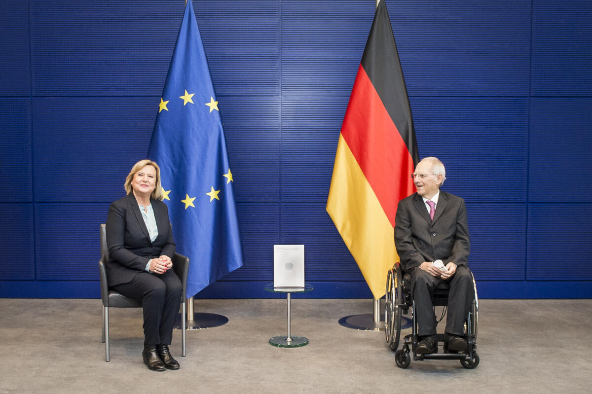 Übergabe des Jahresberichtes 2020 der Wehrbeauftragten Eva Högl (l), SPD, MdB, an Bundestagspräsident Wolfgang Schäuble (r), CDU/CSU, MdB, in Anwesenheit der Obleute und des Vorsitzenden des Verteidigungsausschusses. Schäuble, Wolfgang; Högl, Eva Übergabe des Jahresberichtes 2020 der Wehrbeauftragten Eva Högl (l), SPD, MdB, an Bundestagspräsident Wolfgang Schäuble (r), CDU/CSU, MdB, in Anwesenheit der Obleute und des Vorsitzenden des Verteidigungsausschusses.