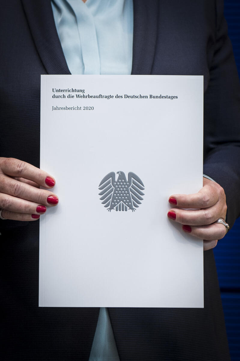 Högl, Eva Übergabe des Jahresberichtes 2020 der Wehrbeauftragten Eva Högl (im Bild), SPD, MdB, an Bundestagspräsident Wolfgang Schäuble in Anwesenheit der Obleute und des Vorsitzenden des Verteidigungsausschusses.