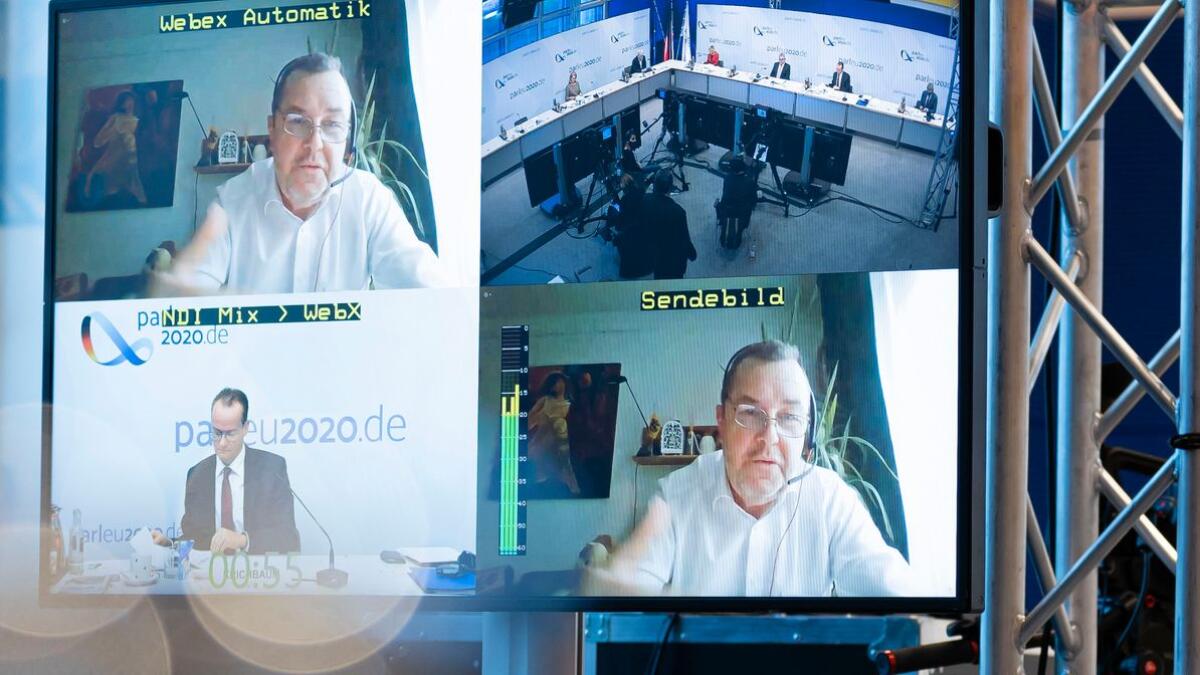 Carlos Demeyere, (o.li. und u.re. im Splitscreen), ständiger Vertreter der Mitgliedstaaten der Europäischen Union, im Gespräch mit Gunther Krichbaum, (u.li. im Splitscreen), MdB, CDU/CSU, Vorsitzender des Ausschusses für die Angelegenheiten der Europäischen Union des Deutschen Bundestages und weiteren Kolleginnen und Kollegen während der virtuellen Konferenz der Ausschüsse für Unionsangelegenheiten der Parlamente der Europäischen Union am 30.11. und 01.12.2020. Diese Konferenz fand, Corona bedingt, als Videokonferenz statt. Demeyere, Carlos; Krichbaum, Gunther Carlos Demeyere, (o.li. und u.re. im Splitscreen), ständiger Vertreter der Mitgliedstaaten der Europäischen Union, im Gespräch mit Gunther Krichbaum, (u.li. im Splitscreen), MdB, CDU/CSU, Vorsitzender des Ausschusses für die Angelegenheiten der Europäischen Union des Deutschen Bundestages und weiteren Kolleginnen und Kollegen während der virtuellen Konferenz der Ausschüsse für Unionsangelegenheiten der Parlamente der Europäischen Union am 30.11. und 01.12.2020. Diese Konferenz fand, Corona bedingt, als Videokonferenz statt.