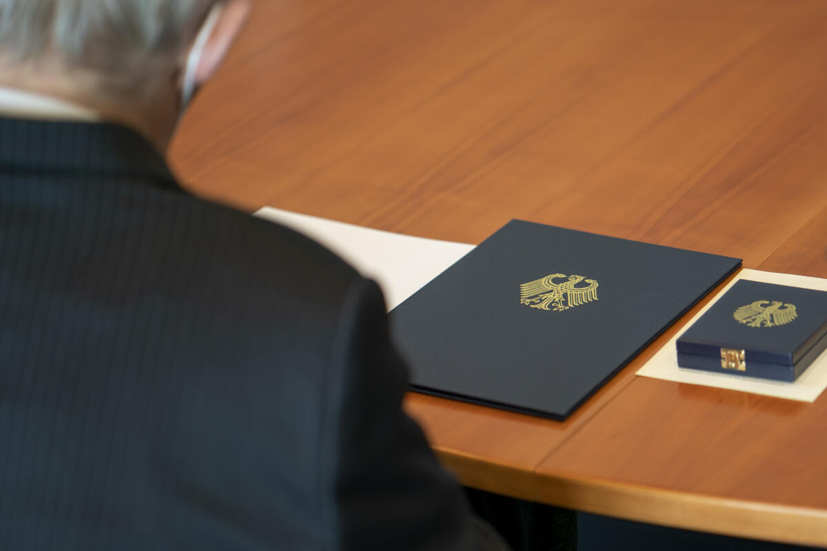 Aushändigung der Insignien des Verdienstkreuzes I. Klasse des Verdienstordens der Bundesrepublik Deutschland an Bundesministerin a.D. Dr. Barbara Hendricks, SPD, MdB, durch Bundestagspräsident Wolfgang Schäuble, CDU/CSU, MdB - Ordensurkunde und Ordensschatulle.; Aushändigung der Insignien des Verdienstkreuzes I. Klasse des Verdienstordens der Bundesrepublik Deutschland an Bundesministerin a.D. Dr. Barbara Hendricks, SPD, MdB, durch Bundestagspräsident Wolfgang Schäuble, CDU/CSU, MdB - Ordensurkunde und Ordensschatulle.;
