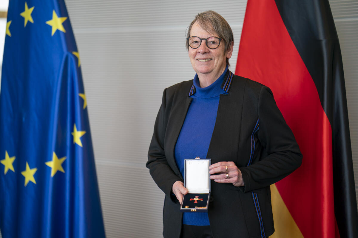 Hendricks, Barbara Aushändigung der Insignien des Verdienstkreuzes I. Klasse des Verdienstordens der Bundesrepublik Deutschland an Bundesministerin a.D. Dr. Barbara Hendricks (im Bild), SPD, MdB, durch Bundestagspräsident Wolfgang Schäuble, CDU/CSU, MdB.