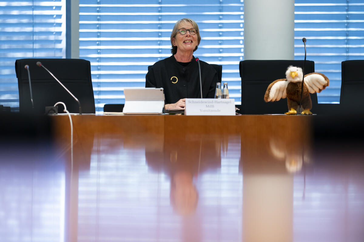 Vorsitzwechsel an Charlotte Schneidewind-Hartnagel (im Bild), Bündnis 90/Die Grünen, MdB, zu Beginn der Ausschusssitzung der Kinderkommission. Schneidewind-Hartnagel, Charlotte Vorsitzwechsel an Charlotte Schneidewind-Hartnagel (im Bild), Bündnis 90/Die Grünen, MdB, zu Beginn der Ausschusssitzung der Kinderkommission.