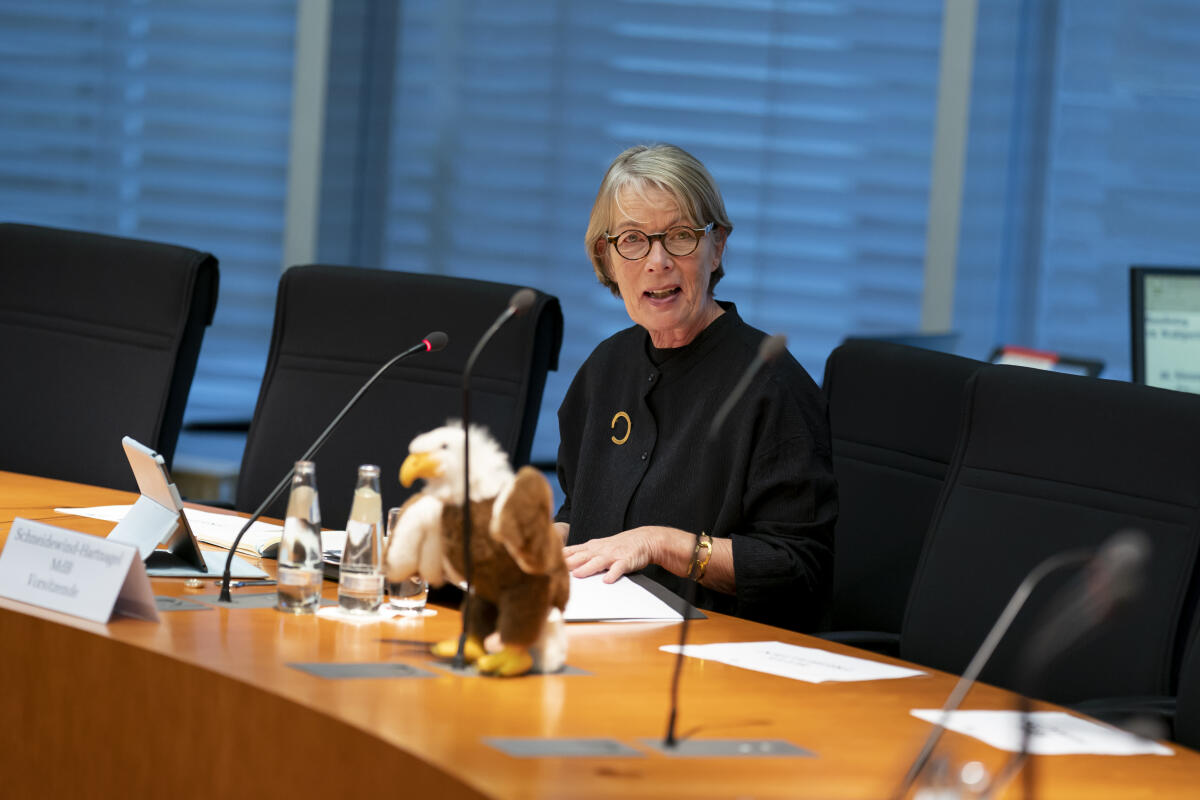 Schneidewind-Hartnagel, Charlotte Vorsitzwechsel an Charlotte Schneidewind-Hartnagel (im Bild), Bündnis 90/Die Grünen, MdB, zu Beginn der Ausschusssitzung der Kinderkommission.
