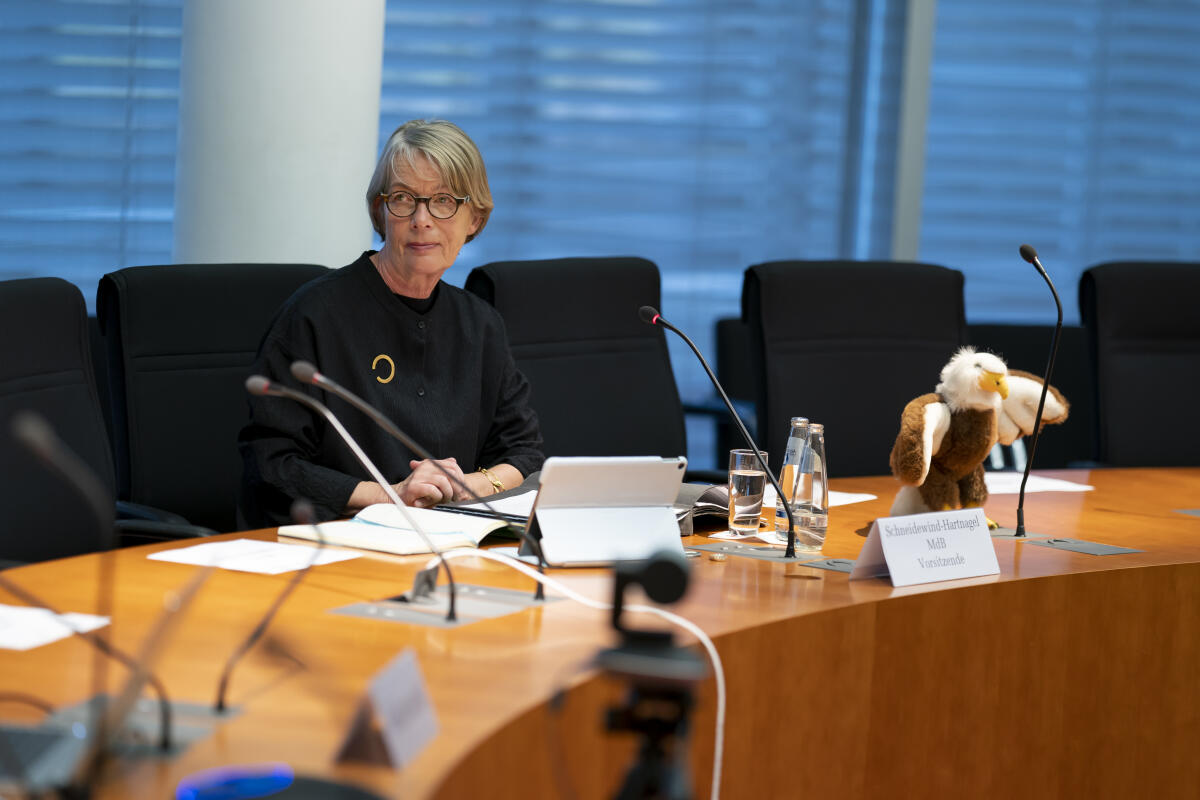 Schneidewind-Hartnagel, Charlotte Vorsitzwechsel an Charlotte Schneidewind-Hartnagel (im Bild), Bündnis 90/Die Grünen, MdB, zu Beginn der Ausschusssitzung der Kinderkommission.