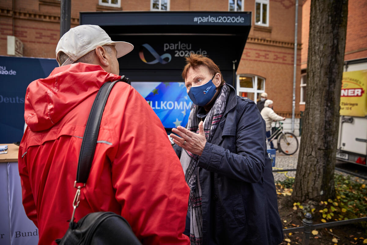 Sylvia Lehmann, MdB, SPD, im Gespräch mit Bügerinnen und Bürgern am Ratspräsidentschaftmobil in Königs Wusterhausen.; Anlass ist die Parlamentarische Dimension der deutschen EU-Ratspräsidentschaft. Lehmann, Sylvia Sylvia Lehmann, MdB, SPD, im Gespräch mit Bügerinnen und Bürgern am Ratspräsidentschaftmobil in Königs Wusterhausen.; Anlass ist die Parlamentarische Dimension der deutschen EU-Ratspräsidentschaft.