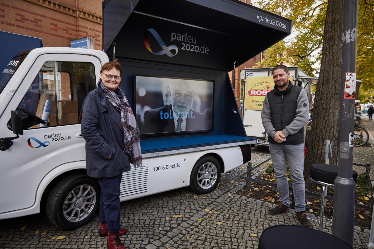 Sylvia Lehmann, MdB, SPD am Ratspräsidentschaftmobil in Königs Wusterhausen.; Im Hintergrund ist das Ratspräsidentschaftsmobil zu sehen.; Anlass ist die Parlamentarische Dimension der deutschen EU-Ratspräsidentschaft. Lehmann, Sylvia Sylvia Lehmann, MdB, SPD am Ratspräsidentschaftmobil in Königs Wusterhausen.; Im Hintergrund ist das Ratspräsidentschaftsmobil zu sehen.; Anlass ist die Parlamentarische Dimension der deutschen EU-Ratspräsidentschaft.