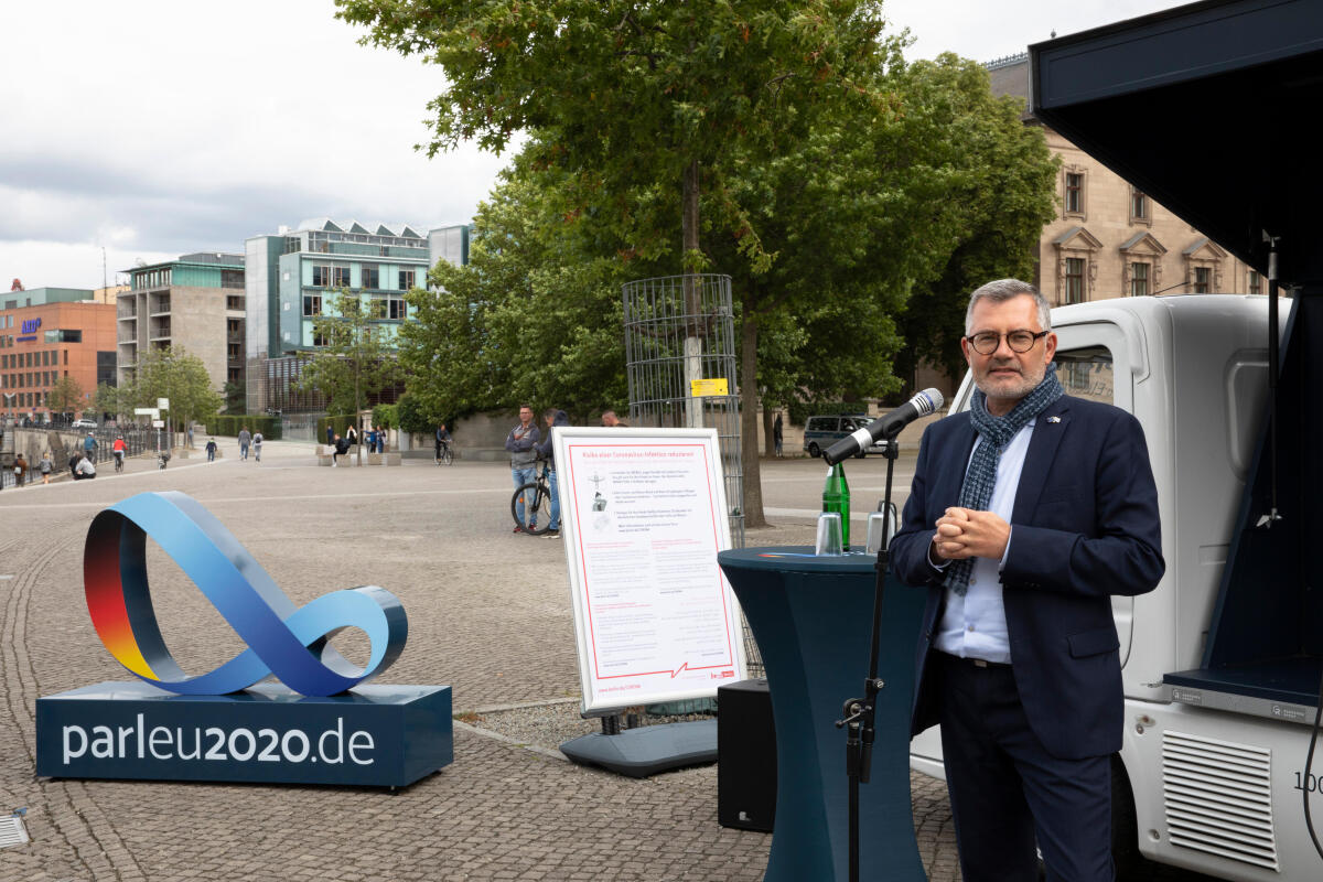 Niedan, Dietmar Dietmar Nietan, Leiter der Deutschen Delegation der Inter­parla­mentari­schen Kon­ferenz für die Ge­mein­same Außen- und Sicher­heits­poli­tik und die Ge­mein­same Sicher­heits- und Ver­teidi­gungs­politik (IPC GASP/GSVP), MdB, SPD, am Ratspräsidentschaftsmobil, Mittelinsel der Paul-Löbe-Allee zwischen Reichtagsgebäude und Paul-Löbe-Haus, Berlin.
