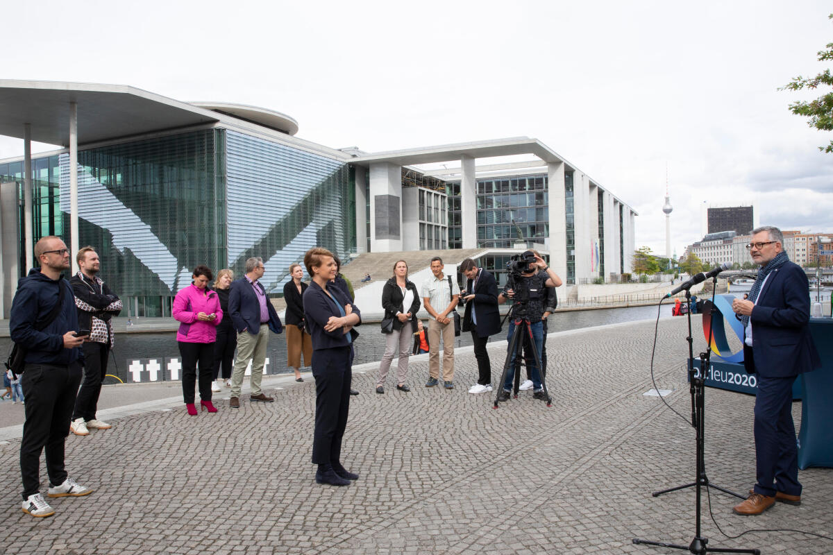 Dietmar Nietan, Leiter der Deutschen Delegation der Interparlamentarischen Konferenz für die Gemeinsame Außen- und Sicherheitspolitik und die Gemeinsame Sicherheits- und Verteidigungspolitik (IPC GASP/GSVP), MdB, SPD, am Ratspräsidentschaftsmobil, Mittelinsel der Paul-Löbe-Allee zwischen Reichtagsgebäude und Paul-Löbe-Haus, Berlin. Nietan, Dietmar Dietmar Nietan, Leiter der Deutschen Delegation der Interparlamentarischen Konferenz für die Gemeinsame Außen- und Sicherheitspolitik und die Gemeinsame Sicherheits- und Verteidigungspolitik (IPC GASP/GSVP), MdB, SPD, am Ratspräsidentschaftsmobil, Mittelinsel der Paul-Löbe-Allee zwischen Reichtagsgebäude und Paul-Löbe-Haus, Berlin.