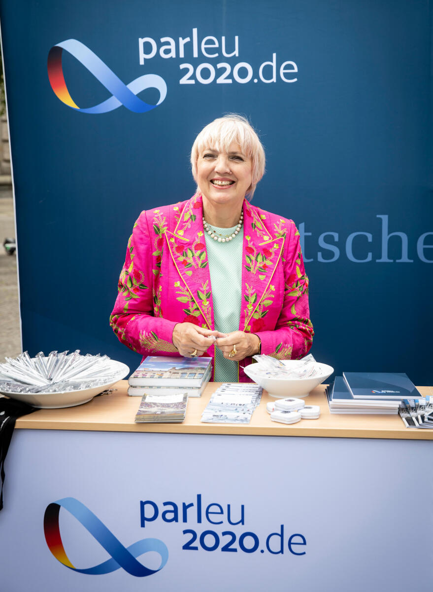 Roth, Claudia Vizepräsidentin Claudia Roth, Bündnis 90/Die Grünen, bei der Einweihung des elektronische Infomobils für die EU-Ratspräsidentschaft.