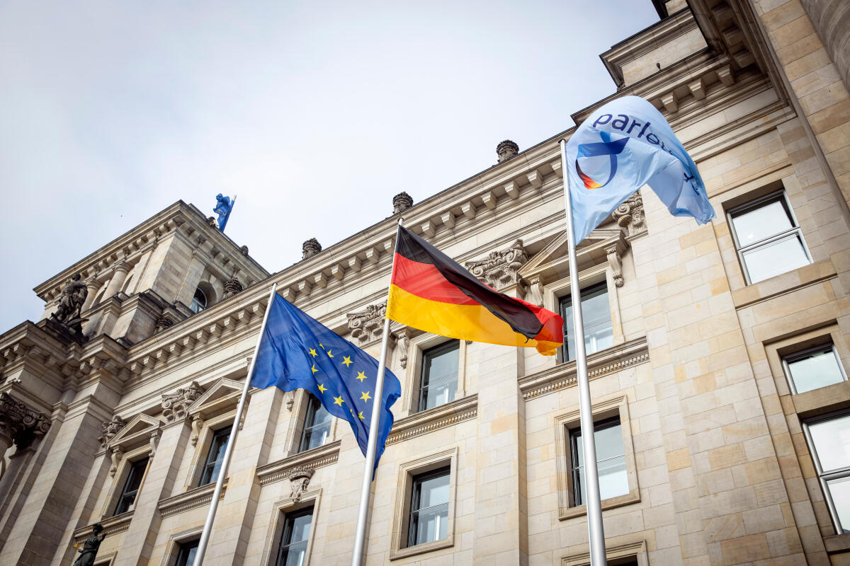 Die Flagge mit dem Logo der EU-Ratspräsidentschaft wird vor dem Reichstagsgebäude gehisst. Die Flagge mit dem Logo der EU-Ratspräsidentschaft wird vor dem Reichstagsgebäude gehisst.