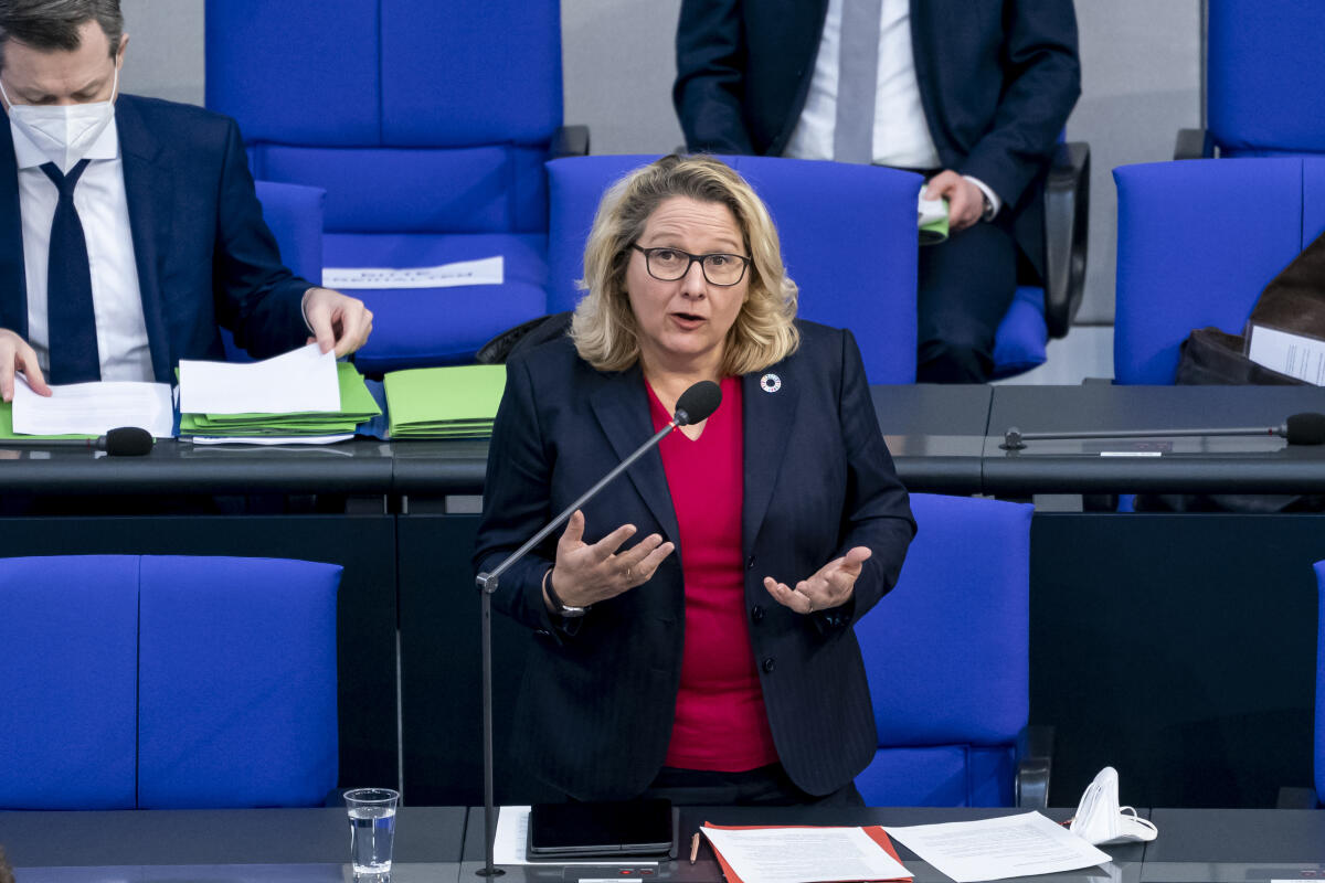 Bundesministerin für Umwelt, Naturschutz und nukleare Sicherheit, Svenja Schulze (SPD) stellt sich den Fragen der Abgeordneten bei der 208. Sitzung des Bundestages Schulze, Svenja Bundesministerin für Umwelt, Naturschutz und nukleare Sicherheit, Svenja Schulze (SPD) stellt sich den Fragen der Abgeordneten bei der 208. Sitzung des Bundestages