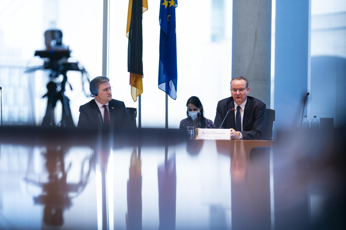Außenminister der Republik Serbien, Nikola Selaković (l), zu Gast im Ausschuss für die Angelegenheiten der Europäischen Union mit dem Vorsitzenden des Ausschusses Gunther Krichbaum (r), CDU/CSU, MdB. Krichbaum, Gunther Außenminister der Republik Serbien, Nikola Selaković (l), zu Gast im Ausschuss für die Angelegenheiten der Europäischen Union mit dem Vorsitzenden des Ausschusses Gunther Krichbaum (r), CDU/CSU, MdB.