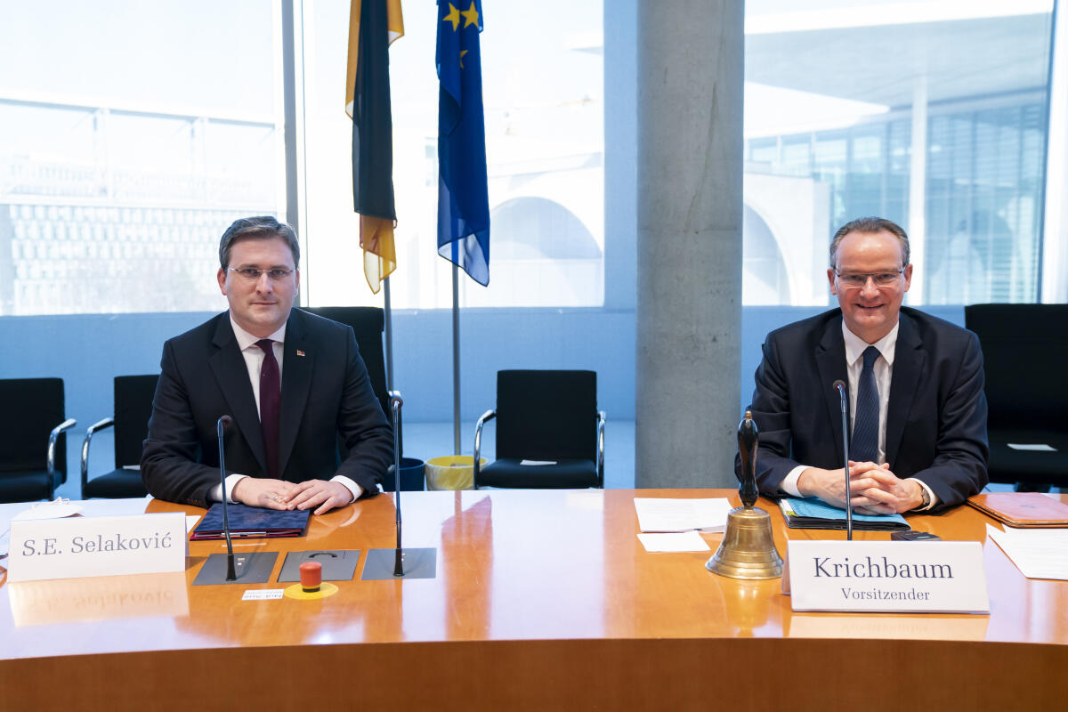 Außenminister der Republik Serbien, Nikola Selaković (l), zu Gast im Ausschuss für die Angelegenheiten der Europäischen Union mit dem Vorsitzenden des Ausschusses Gunther Krichbaum (r), CDU/CSU, MdB. Krichbaum, Gunther Außenminister der Republik Serbien, Nikola Selaković (l), zu Gast im Ausschuss für die Angelegenheiten der Europäischen Union mit dem Vorsitzenden des Ausschusses Gunther Krichbaum (r), CDU/CSU, MdB.