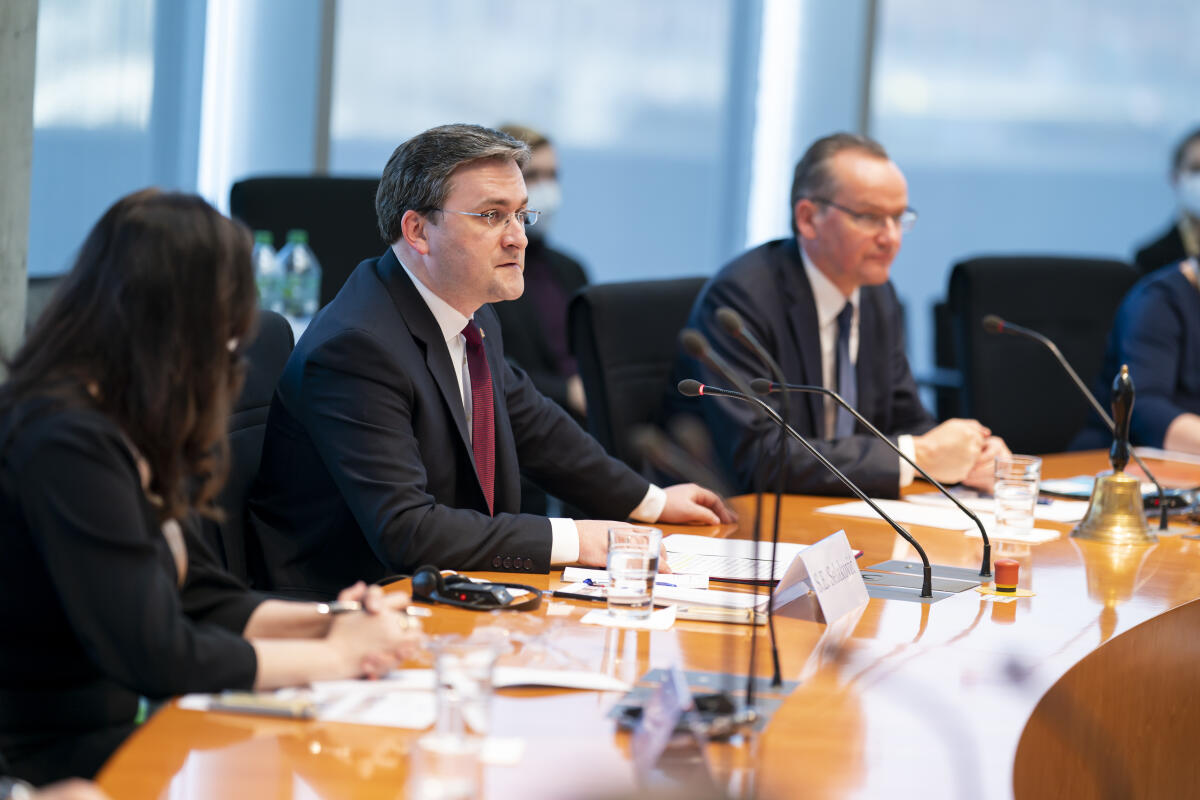 Krichbaum, Gunther Außenminister der Republik Serbien, Nikola Selaković (m), zu Gast im Ausschuss für die Angelegenheiten der Europäischen Union mit dem Vorsitzenden des Ausschusses Gunther Krichbaum (r), CDU/CSU, MdB.