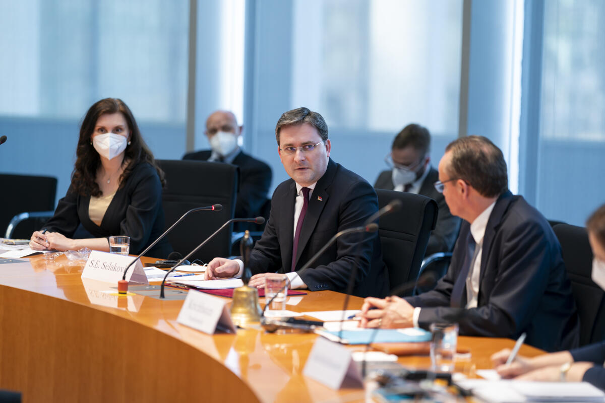 Krichbaum, Gunther Außenminister der Republik Serbien, Nikola Selaković (m), zu Gast im Ausschuss für die Angelegenheiten der Europäischen Union mit dem Vorsitzenden des Ausschusses Gunther Krichbaum (r), CDU/CSU, MdB.