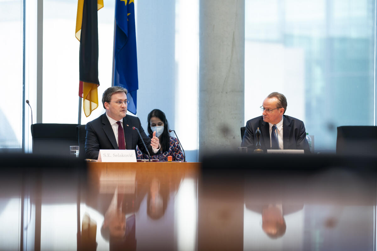 Außenminister der Republik Serbien, Nikola Selaković (r), zu Gast im Ausschuss für die Angelegenheiten der Europäischen Union mit dem Vorsitzenden des Ausschusses Gunther Krichbaum (r), CDU/CSU, MdB. Krichbaum, Gunther Außenminister der Republik Serbien, Nikola Selaković (r), zu Gast im Ausschuss für die Angelegenheiten der Europäischen Union mit dem Vorsitzenden des Ausschusses Gunther Krichbaum (r), CDU/CSU, MdB.