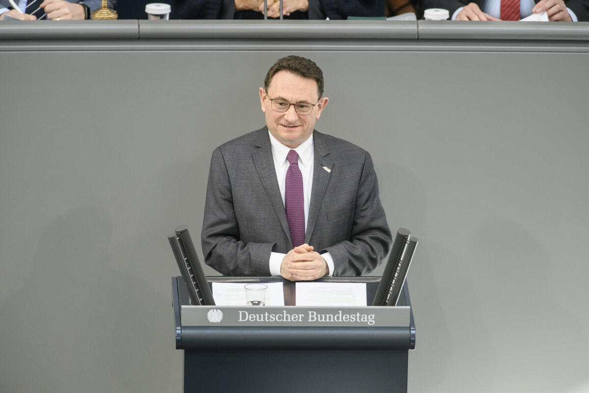 Ulrich Lange, CDU/CSU, MdB, hält eine Rede zu TOP 26, ZP 7: Modernisierung des Personenbeförderungsrechts. Lange, Ulrich Ulrich Lange, CDU/CSU, MdB, hält eine Rede zu TOP 26, ZP 7: Modernisierung des Personenbeförderungsrechts.