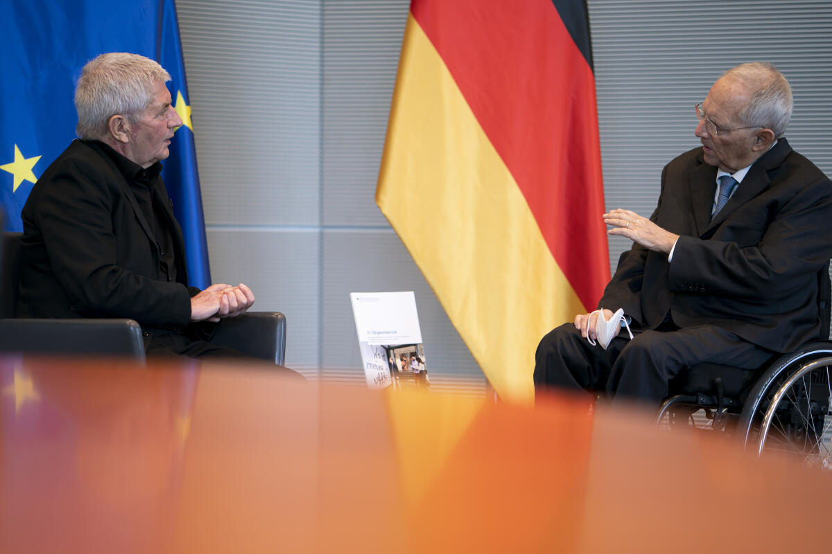 Übergabe des 15. Tätigkeitsberichts des Bundesbeauftragten für die Unterlagen des Staatssicherheitsdienstes der ehemaligen Deutschen Demokratischen Republik, Roland Jahn (l), an Bundestagspräsident Wolfgang Schäuble (r), CDU/CSU, MdB. Jahn, Roland Übergabe des 15. Tätigkeitsberichts des Bundesbeauftragten für die Unterlagen des Staatssicherheitsdienstes der ehemaligen Deutschen Demokratischen Republik, Roland Jahn (l), an Bundestagspräsident Wolfgang Schäuble (r), CDU/CSU, MdB.
