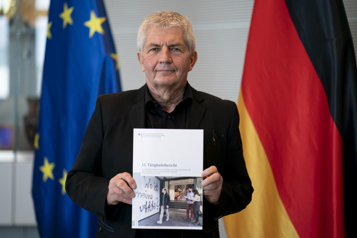 Übergabe des 15. Tätigkeitsberichts des Bundesbeauftragten für die Unterlagen des Staatssicherheitsdienstes der ehemaligen Deutschen Demokratischen Republik, Roland Jahn (im Bild), an Bundestagspräsident Wolfgang Schäuble, CDU/CSU, MdB. Jahn, Roland Übergabe des 15. Tätigkeitsberichts des Bundesbeauftragten für die Unterlagen des Staatssicherheitsdienstes der ehemaligen Deutschen Demokratischen Republik, Roland Jahn (im Bild), an Bundestagspräsident Wolfgang Schäuble, CDU/CSU, MdB.