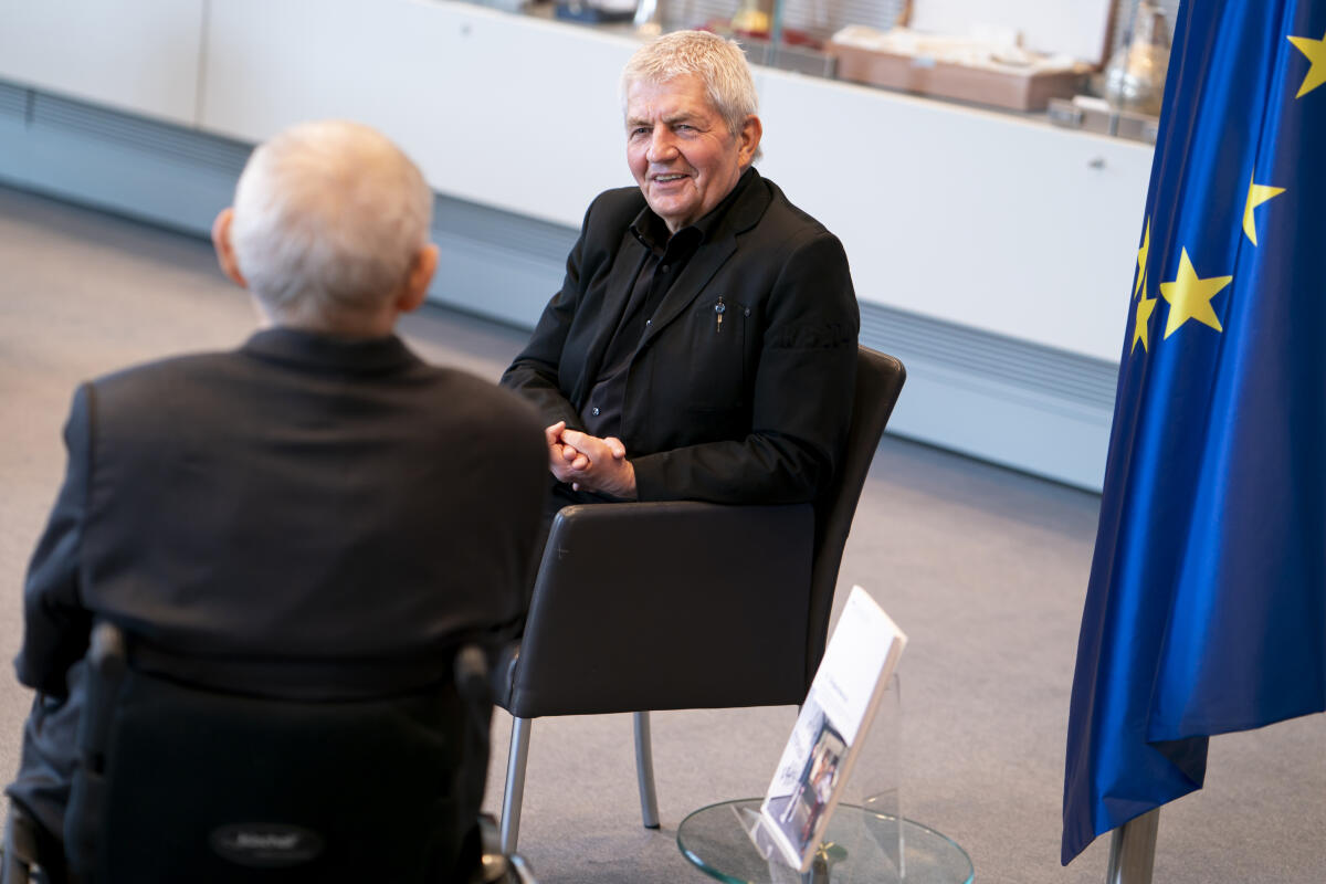 Jahn, Roland Übergabe des 15. Tätigkeitsberichts des Bundesbeauftragten für die Unterlagen des Staatssicherheitsdienstes der ehemaligen Deutschen Demokratischen Republik, Roland Jahn (r), an Bundestagspräsident Wolfgang Schäuble (l), CDU/CSU, MdB.