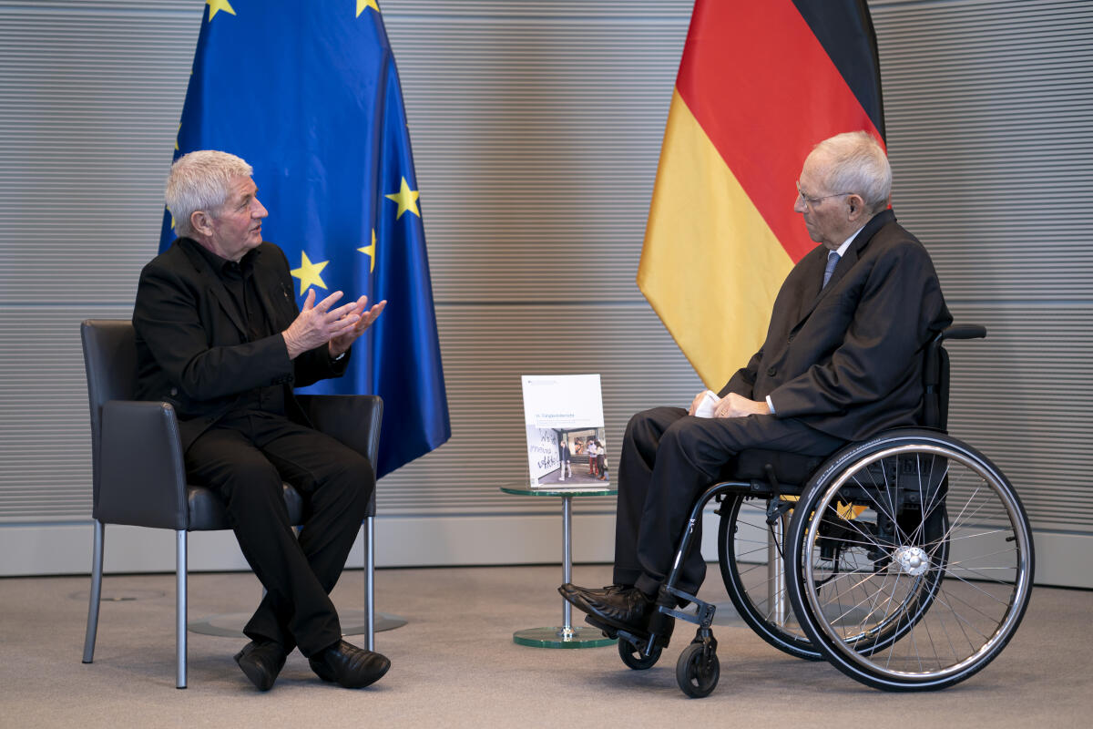 Jahn, Roland Übergabe des 15. Tätigkeitsberichts des Bundesbeauftragten für die Unterlagen des Staatssicherheitsdienstes der ehemaligen Deutschen Demokratischen Republik, Roland Jahn (l), an Bundestagspräsident Wolfgang Schäuble (r), CDU/CSU, MdB.