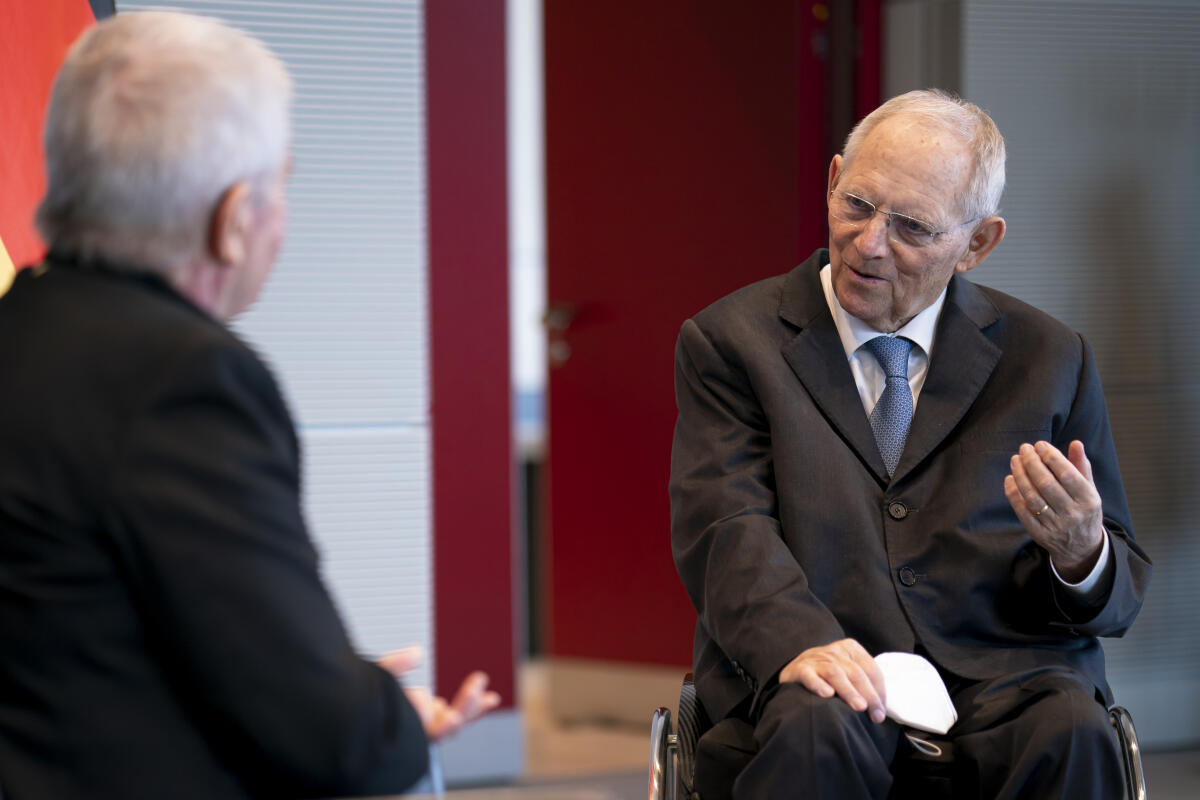 Jahn, Roland Übergabe des 15. Tätigkeitsberichts des Bundesbeauftragten für die Unterlagen des Staatssicherheitsdienstes der ehemaligen Deutschen Demokratischen Republik, Roland Jahn (l), an Bundestagspräsident Wolfgang Schäuble (r), CDU/CSU, MdB.