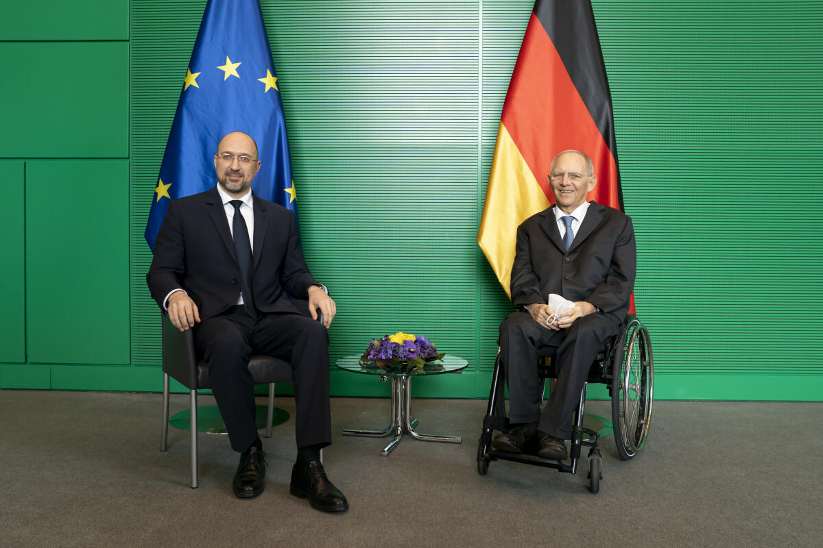 Bundestagspräsident Wolfgang Schäuble (r), CDU/CSU, MdB, empfängt den Ministerpräsidenten der Ukraine, Denis Schmyhal (l), zu einem Gespräch. Schäuble, Wolfgang Bundestagspräsident Wolfgang Schäuble (r), CDU/CSU, MdB, empfängt den Ministerpräsidenten der Ukraine, Denis Schmyhal (l), zu einem Gespräch.