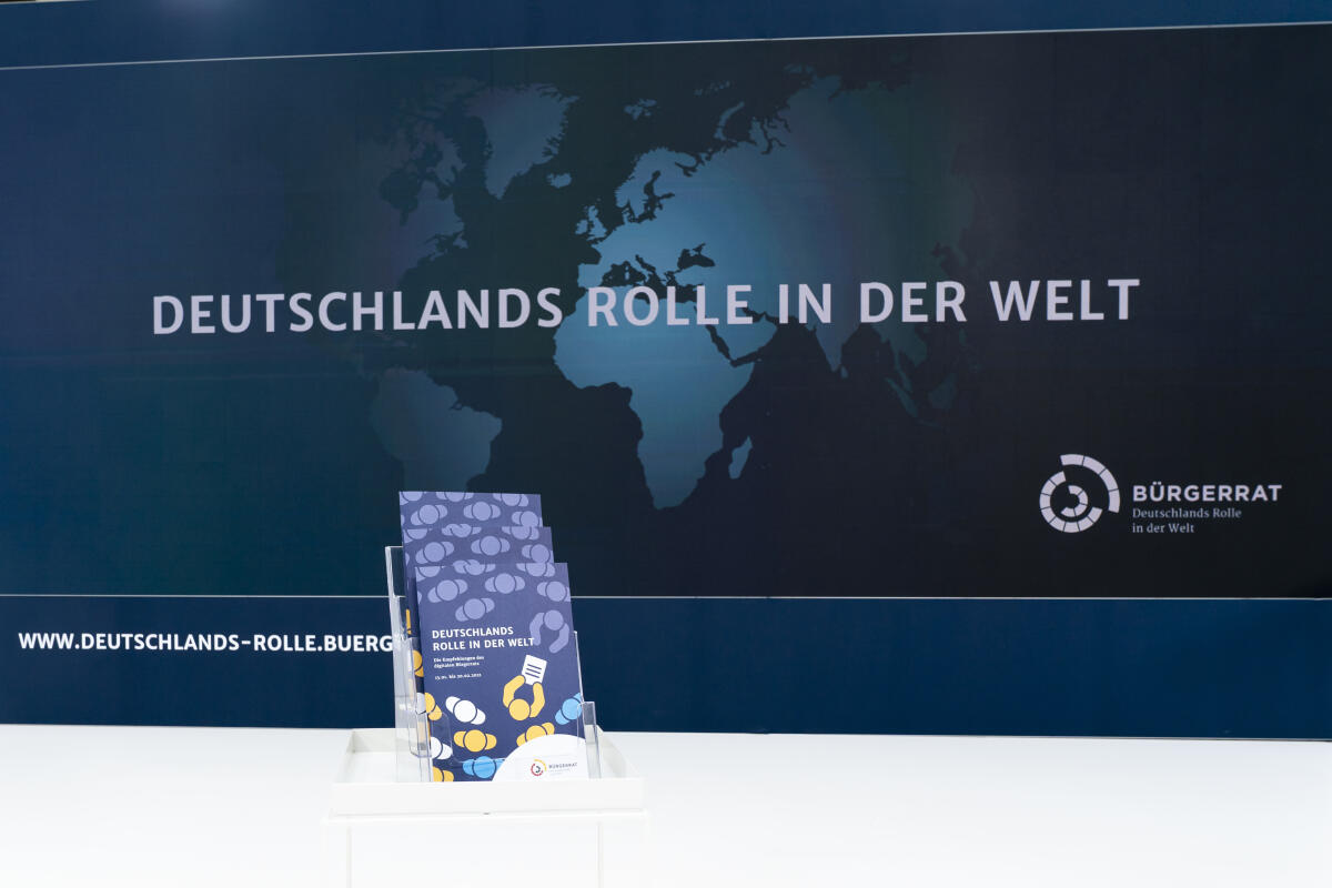  Bundestagspräsident Dr. Wolfgang Schäuble, CDU/CSU, MdB, als Schirmherr des Bürgerrates bei der Veranstaltung zur Übergabe des Bürgergutachtens des Bürgerrates "Deutschlands Rolle in der Welt".