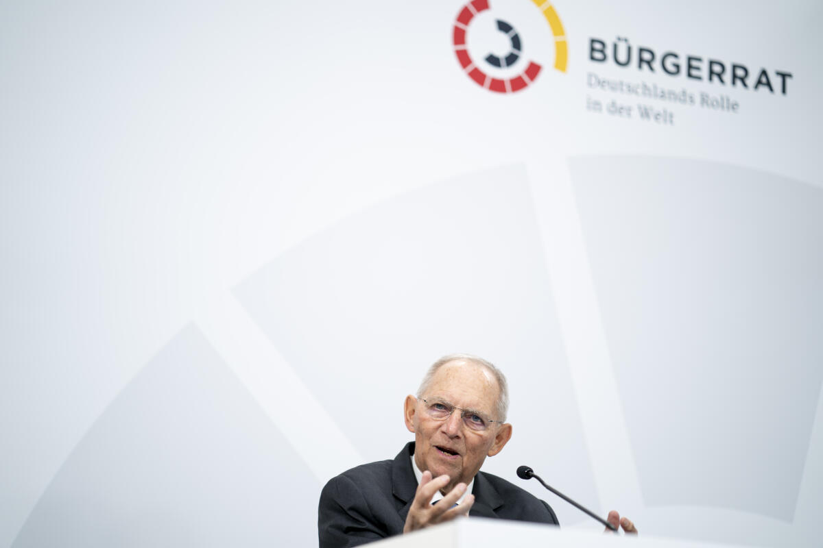 Schäuble, Wolfgang Bundestagspräsident Dr. Wolfgang Schäuble, CDU/CSU, MdB, als Schirmherr des Bürgerrates bei der Veranstaltung zur Übergabe des Bürgergutachtens des Bürgerrates "Deutschlands Rolle in der Welt".; Hier bei seiner Ansprache.