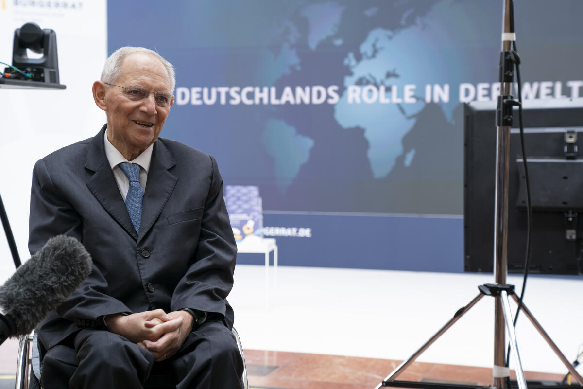 Schäuble, Wolfgang Bundestagspräsident Dr. Wolfgang Schäuble, CDU/CSU, MdB, als Schirmherr des Bürgerrates bei der Veranstaltung zur Übergabe des Bürgergutachtens des Bürgerrates "Deutschlands Rolle in der Welt".; Hier bei einem Interview vor der Veranstaltung.