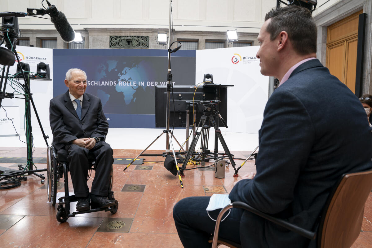 Bundestagspräsident Dr. Wolfgang Schäuble, CDU/CSU, MdB, als Schirmherr des Bürgerrates bei der Veranstaltung zur Übergabe des Bürgergutachtens des Bürgerrates "Deutschlands Rolle in der Welt".; Hier bei einem Interview vor der Veranstaltung. Schäuble, Wolfgang Bundestagspräsident Dr. Wolfgang Schäuble, CDU/CSU, MdB, als Schirmherr des Bürgerrates bei der Veranstaltung zur Übergabe des Bürgergutachtens des Bürgerrates "Deutschlands Rolle in der Welt".; Hier bei einem Interview vor der Veranstaltung.