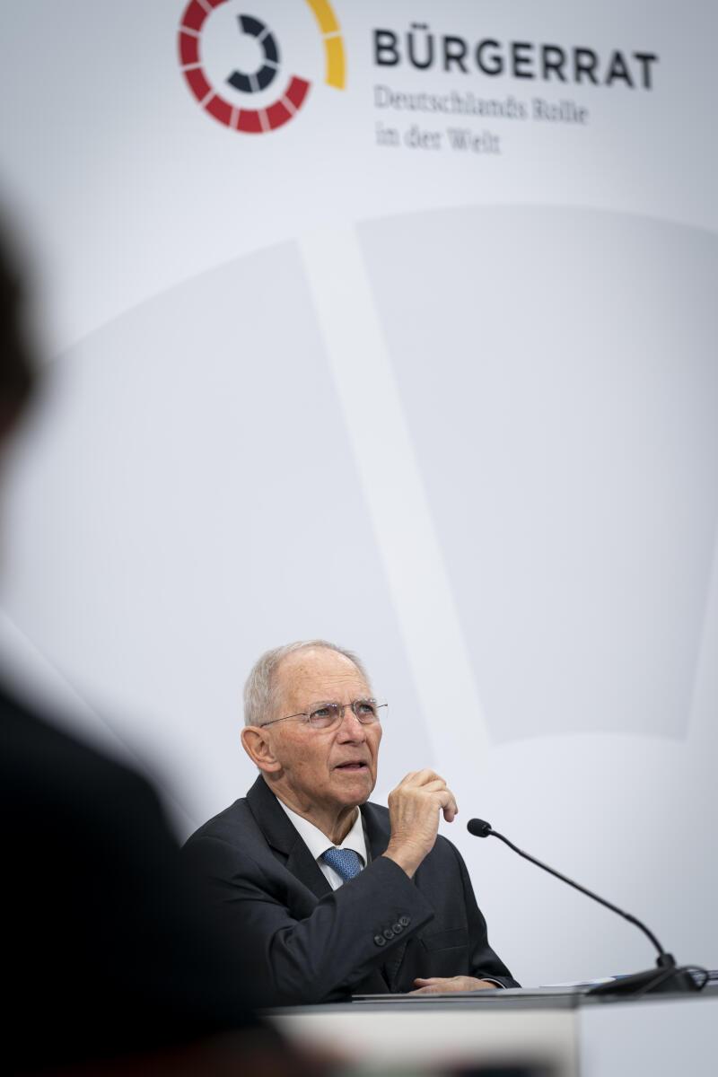 Bundestagspräsident Dr. Wolfgang Schäuble, CDU/CSU, MdB, als Schirmherr des Bürgerrates bei der Veranstaltung zur Übergabe des Bürgergutachtens des Bürgerrates "Deutschlands Rolle in der Welt".; Hier bei seiner Ansprache. Schäuble, Wolfgang Bundestagspräsident Dr. Wolfgang Schäuble, CDU/CSU, MdB, als Schirmherr des Bürgerrates bei der Veranstaltung zur Übergabe des Bürgergutachtens des Bürgerrates "Deutschlands Rolle in der Welt".; Hier bei seiner Ansprache.