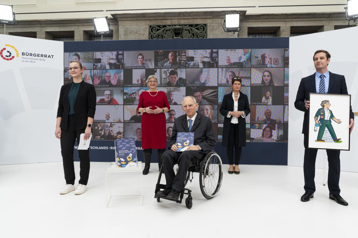 Schäuble, Wolfgang Bundestagspräsident Dr. Wolfgang Schäuble, CDU/CSU, MdB, als Schirmherr des Bürgerrates bei der Veranstaltung des Bürgerrates "Deutschlands Rolle in der Welt".; Übergabe des Bürgergutachtens.