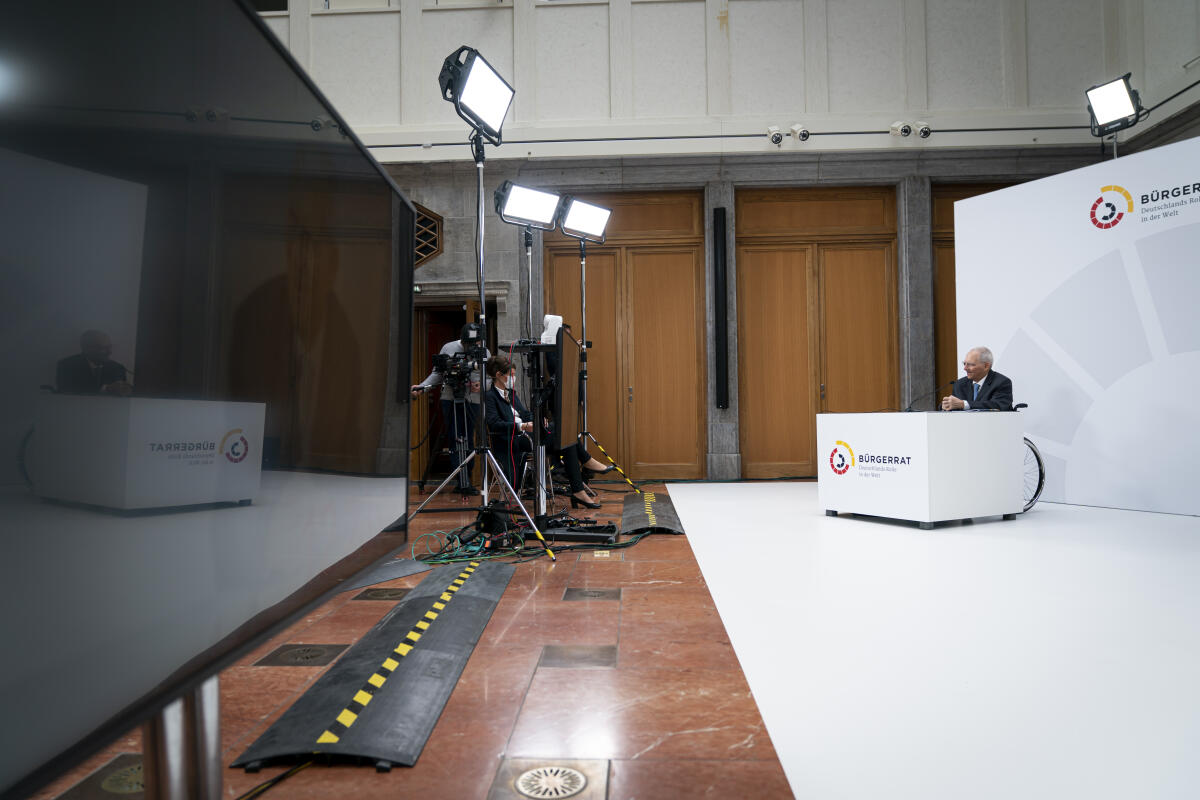 Bundestagspräsident Dr. Wolfgang Schäuble, CDU/CSU, MdB, als Schirmherr des Bürgerrates bei der Veranstaltung zur Übergabe des Bürgergutachtens des Bürgerrates "Deutschlands Rolle in der Welt".; Hier bei seiner Ansprache. Schäuble, Wolfgang Bundestagspräsident Dr. Wolfgang Schäuble, CDU/CSU, MdB, als Schirmherr des Bürgerrates bei der Veranstaltung zur Übergabe des Bürgergutachtens des Bürgerrates "Deutschlands Rolle in der Welt".; Hier bei seiner Ansprache.