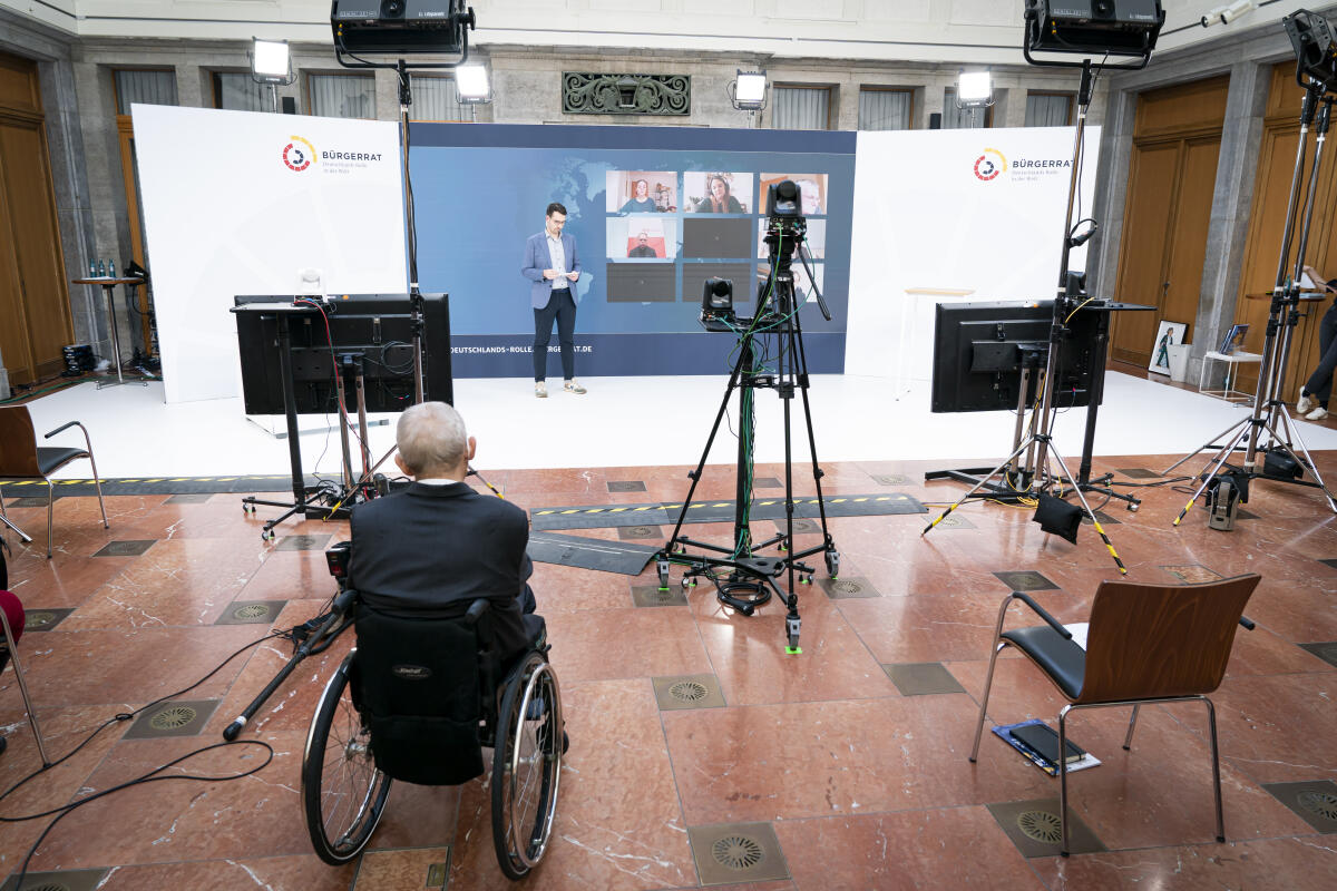 Bundestagspräsident Dr. Wolfgang Schäuble, CDU/CSU, MdB, als Schirmherr des Bürgerrates bei der Veranstaltung zur Übergabe des Bürgergutachtens des Bürgerrates "Deutschlands Rolle in der Welt".; Abgeordnetenrunde per Live-Zuschaltung. Schäuble, Wolfgang Bundestagspräsident Dr. Wolfgang Schäuble, CDU/CSU, MdB, als Schirmherr des Bürgerrates bei der Veranstaltung zur Übergabe des Bürgergutachtens des Bürgerrates "Deutschlands Rolle in der Welt".; Abgeordnetenrunde per Live-Zuschaltung.