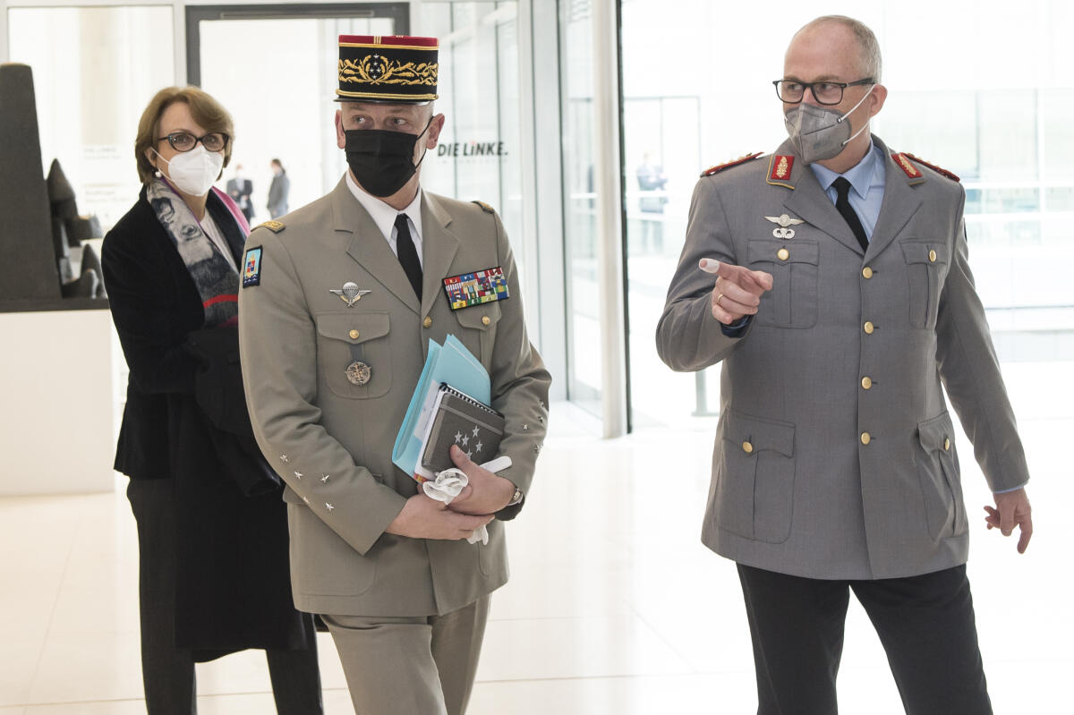  Ankunft zum Gespräch des Ausschusses mit dem Chef des Generalstabes Frankreichs, Géneral d'armée François Lecointre (m) und Anne-Marie Descôtes (l), Botschafterin Frankreichs in Deutschland und einem Delegationsmitglied der Deutschen Bundeswehr (r).