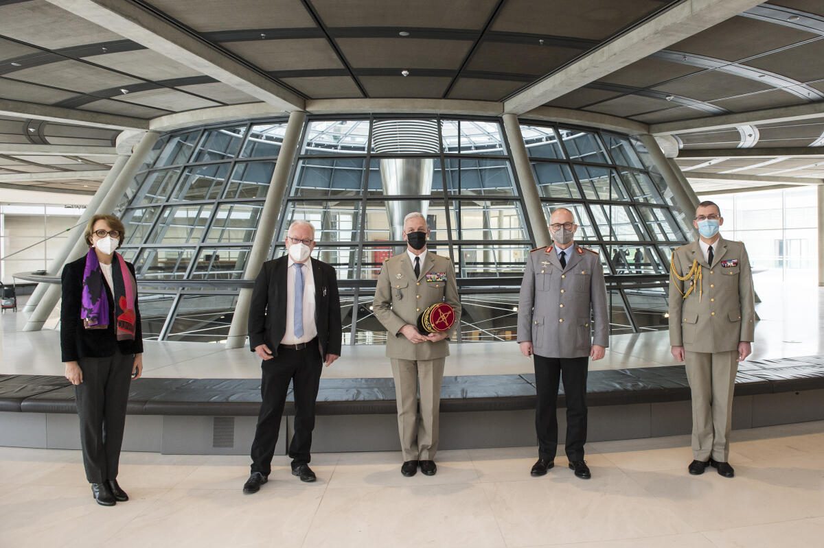 Gruppenfoto vor dem Gespräch des Ausschusses mit dem Chef des Generalstabes Frankreichs, Géneral d'armée François Lecointre (m) dem Vorsitzenden, Wolfgang Hellmich (2.vl), SPD, MdB, Delegationsmitgliedern der Deutschen Bundeswehr (2.vr) und der französischen Armee (r), und Anne-Marie Descôtes, Botschafterin Frankreichs in Deutschland (l). Hellmich, Wolfgang Gruppenfoto vor dem Gespräch des Ausschusses mit dem Chef des Generalstabes Frankreichs, Géneral d'armée François Lecointre (m) dem Vorsitzenden, Wolfgang Hellmich (2.vl), SPD, MdB, Delegationsmitgliedern der Deutschen Bundeswehr (2.vr) und der französischen Armee (r), und Anne-Marie Descôtes, Botschafterin Frankreichs in Deutschland (l).