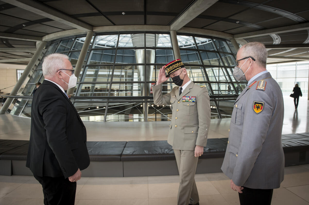 Begrüßung vor dem Gespräch des Ausschusses mit dem Chef des Generalstabes Frankreichs, Géneral d'armée François Lecointre (m), dem Vorsitzenden, Wolfgang Hellmich (l), SPD, MdB, und einem Delegationsmitglied der Deutschen Bundeswehr (r). Hellmich, Wolfgang Begrüßung vor dem Gespräch des Ausschusses mit dem Chef des Generalstabes Frankreichs, Géneral d'armée François Lecointre (m), dem Vorsitzenden, Wolfgang Hellmich (l), SPD, MdB, und einem Delegationsmitglied der Deutschen Bundeswehr (r).