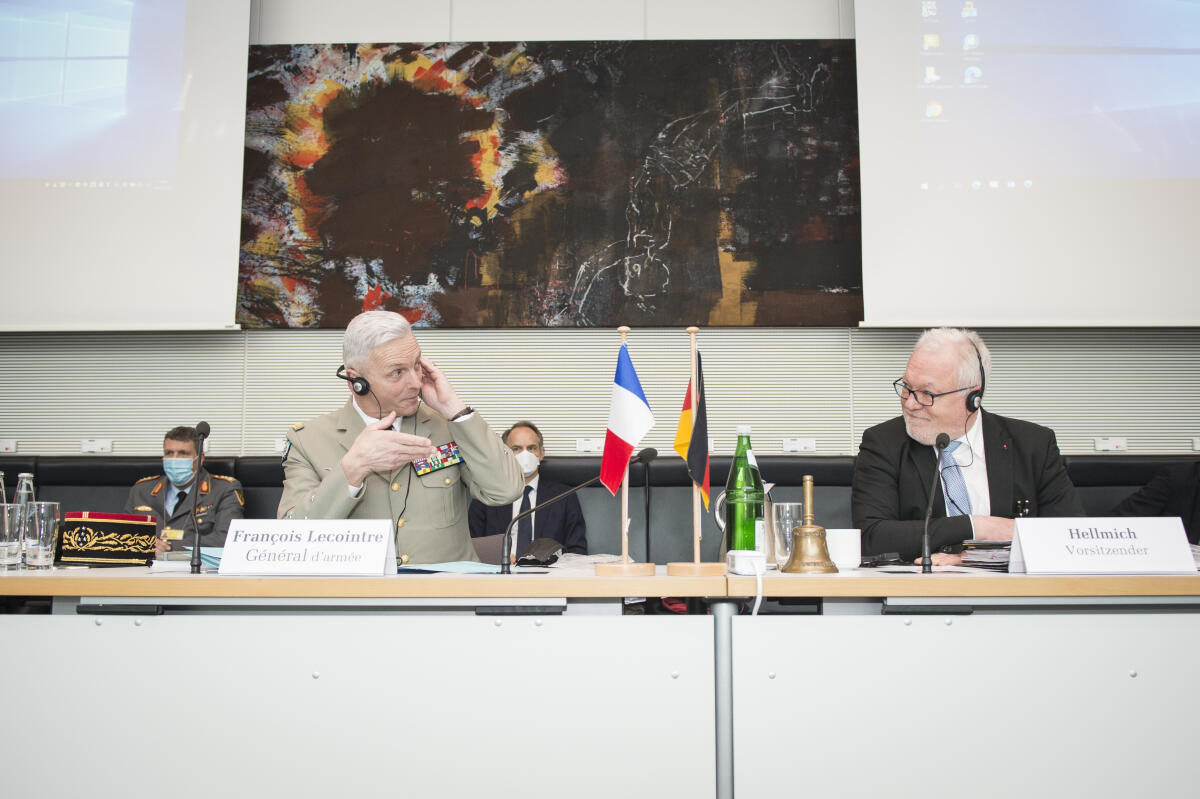 Hellmich, Wolfgang Gespräch des Ausschusses mit dem Chef des Generalstabes Frankreichs, Géneral d'armée François Lecointre (l) und dem Vorsitzenden, Wolfgang Hellmich (r), SPD, MdB.