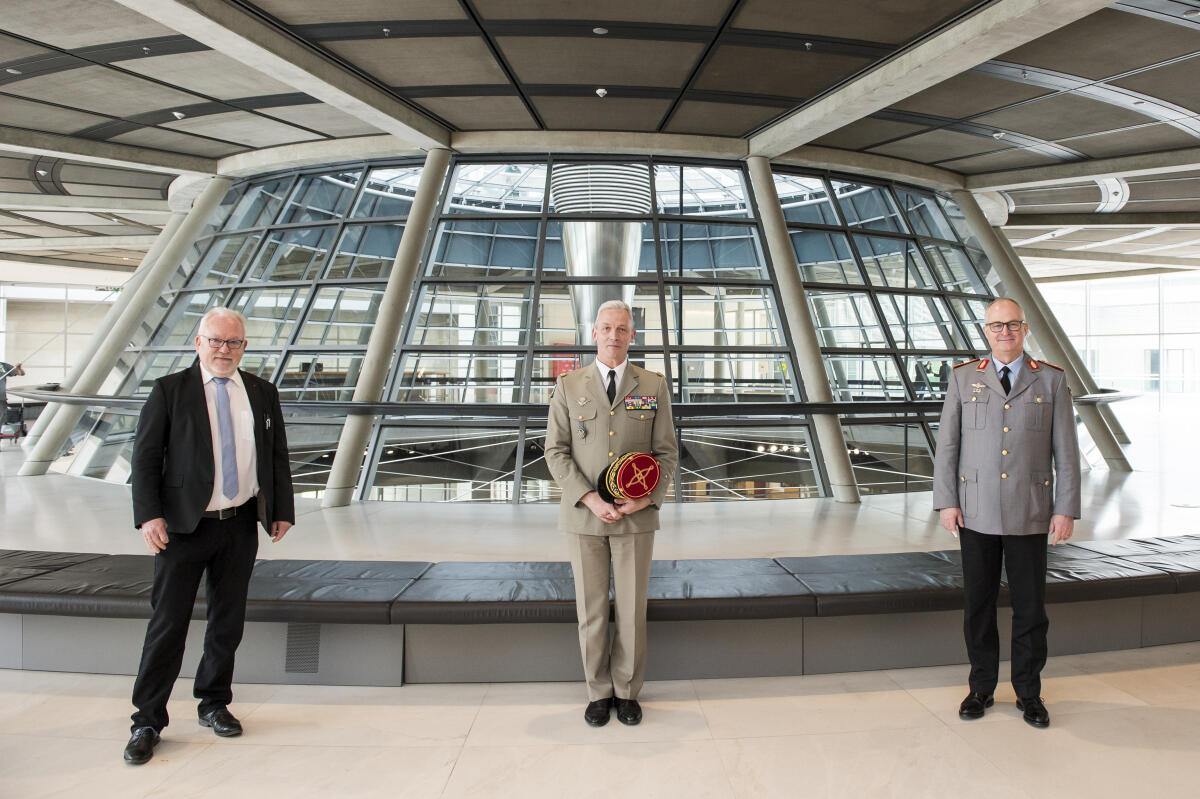 Gruppenfoto vor dem Gespräch des Ausschusses mit dem Chef des Generalstabes Frankreichs, Géneral d'armée François Lecointre (m) dem Vorsitzenden, Wolfgang Hellmich (l), SPD, MdB, und einem Delegationsmitglied der Deutschen Bundeswehr (r). Hellmich, Wolfgang Gruppenfoto vor dem Gespräch des Ausschusses mit dem Chef des Generalstabes Frankreichs, Géneral d'armée François Lecointre (m) dem Vorsitzenden, Wolfgang Hellmich (l), SPD, MdB, und einem Delegationsmitglied der Deutschen Bundeswehr (r).